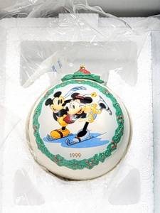lot 5114 image: Walt Disneys ON ICE Ornament with COA - New in Box.  Walt Disney Classic Collection 1999