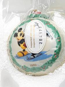 lot 5115 image: Walt Disneys ON ICE Ornament with COA - New in Box.  Walt Disney Classic Collection 1999