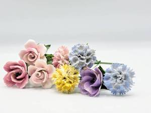 lot 5145 image: (8) Glass or Porcelain Flowers Stems