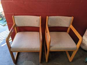 lot 5435 image: (2) Chairs