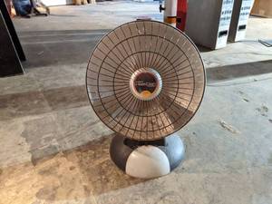 lot 5453 image: Presto Heat Dish Heater