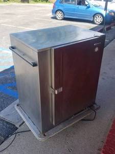 lot 5411 image: Carter-Hoffman BB96E Heated Banquet Cart- 120 Plate Serving Capacity