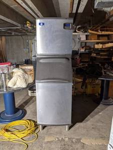 lot 6382 image: Manitowoc Ice Maker