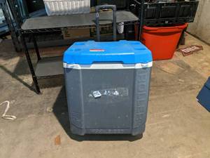 lot 6388 image: Igloo 60Qt Rolling Cooler Missing Wheels