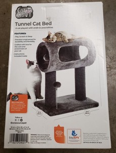 lot 148 image: CC TUNNEL CAT BED