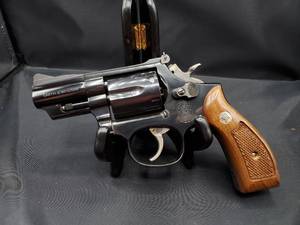 lot 2085 image: Smith & Wesson Model 19 2.5 Barrel 357 Magnum Snub Nose Revolver