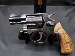 lot 2086 image: Smith & Wesson Model 36 Classic 38 Special J-Frame with Wood Grips