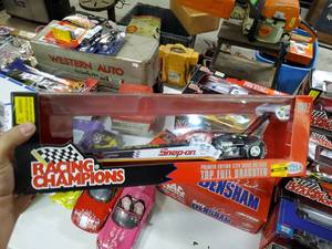 lot 2592 image: Racing Champions Top Fuel Die Cast Dragster