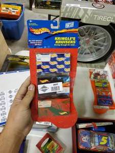 lot 2601 image: 2001 Hot Wheels Kringles Kruisers 3-Pack Gift Set