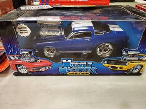 lot 2608 image: Muscle Machines 1966 Mustang Die Cast Collectible Car