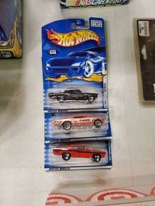 lot 2612 image: Lot of 3 Hot Wheels in Package