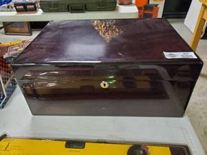 lot 2614 image: Beautiful Wooden Cigar Humidor