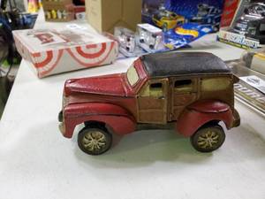 lot 2616 image: Cast Iron Toy Car
