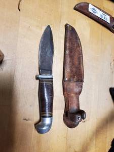 lot 2667 image: Small Hunting Knife with Leather Holster