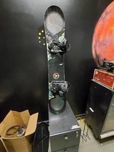 lot 2683 image: HighLife Mens Snowboard in Great Condition-- 155cm