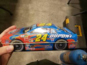 lot 2264 image: Jeff Gordon #24 Collectible Tin
