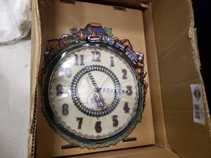 lot 2267 image: Lionel Train Clock