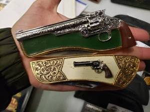 lot 2310 image: 5 Franklin Mint Firearm Themed Collector Knives