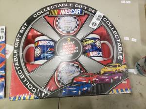 lot 2337 image: NASCAR Collectible Gift Set