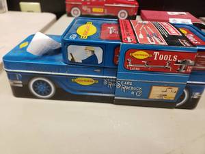 lot 2349 image: Craftsman 5-Piece Screwdriver Set in Vintage Collectors Truck Tin