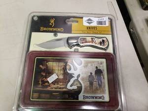 lot 2353 image: Browning Pocket Knife and Tin