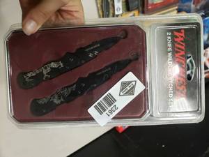 lot 2361 image: Winchester 2 Knife Wildlife Etched Set