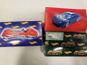 lot 2362 image: Lot of 3 Hot Wheels Cars