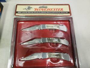 lot 2368 image: Winchester 2007 Limited Edition Wildlife Scrimshaw Knife Set