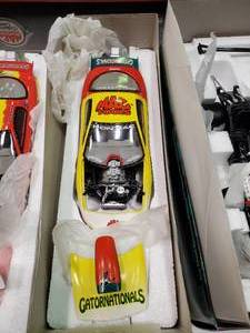 lot 2443 image: Mac Tools Gator Nationals Die Cast Drag Car
