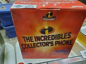 lot 2506 image: The Incredibles Collectors Phone