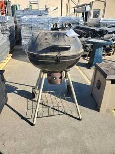 lot 1029 image: Uni-Flame Charcoal Grill