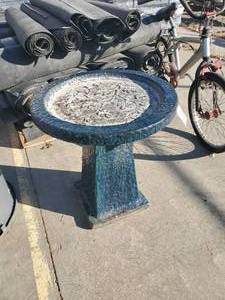 lot 1030 image: Teal Bird Bath