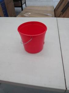 lot 3918 image: Encore Plastics 2.5-Quart Residential Bucket