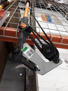 lot 3942 image: Fiskars Extendable Pole Saw & Pruner (7-12)