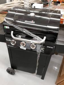 lot 4430 image: Char-broil advantage four burner grill DAMAGED