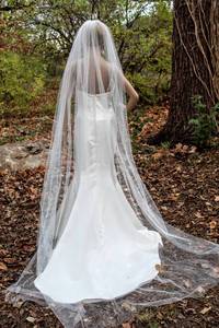 lot 7562 image: 92 Long Ivory Veil with Scattered Rhinestones