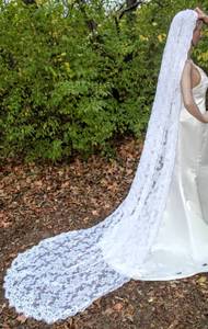 lot 7568 image: 114 Long Cathedral Veil, Lace Pattern Throughout, Very Heavyweight with 4 Headpiece