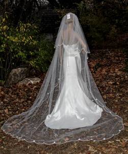 lot 7571 image: 105 Long Layered Cathedral Veil White Scalloped Ribbed Edging Around Entire Veil with Daisy Flowers