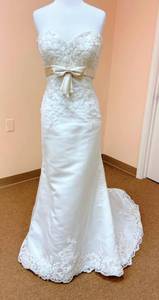lot 7500 image: Casablanca Bridal size 10 Ivory with Beautiful Lace and Cinching Bow