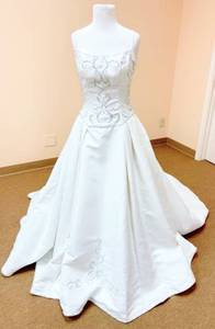 lot 7505 image: Victorias Size 10 Designer Wedding Gown