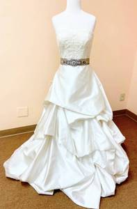 lot 7506 image: Pronovias Size 10 Designer Wedding Gown
