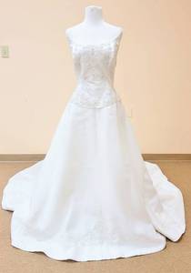 lot 7511 image: 2be Size 14 Ivory Bridal Gown
