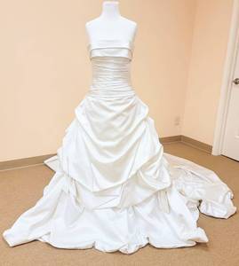 lot 7512 image: San Patrick Size 10 Designer Ivory Wedding Gown