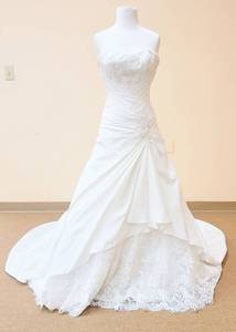 lot 7518 image: David Tutera Size 2 Designer White Bridal Gown
