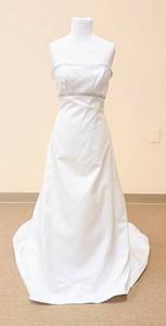 lot 7522 image: Size 8 White Strapless Bridal Gown
