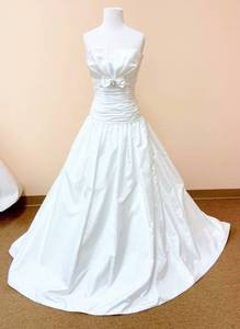 lot 7458 image: Mikaelas Bridal Size 10 Bridal Gown