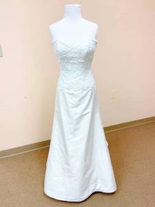 lot 7465 image: Paloma Blanca Size 10 Bridal Gown
