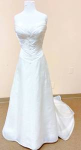 lot 7466 image: 2BE Size 10 Wedding Gown