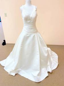 lot 7469 image: Pronovias Size 10 Ivory Bridal Gown