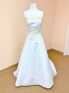 lot 7470 image: Isabella Bridal Size 16 Bridal Gown